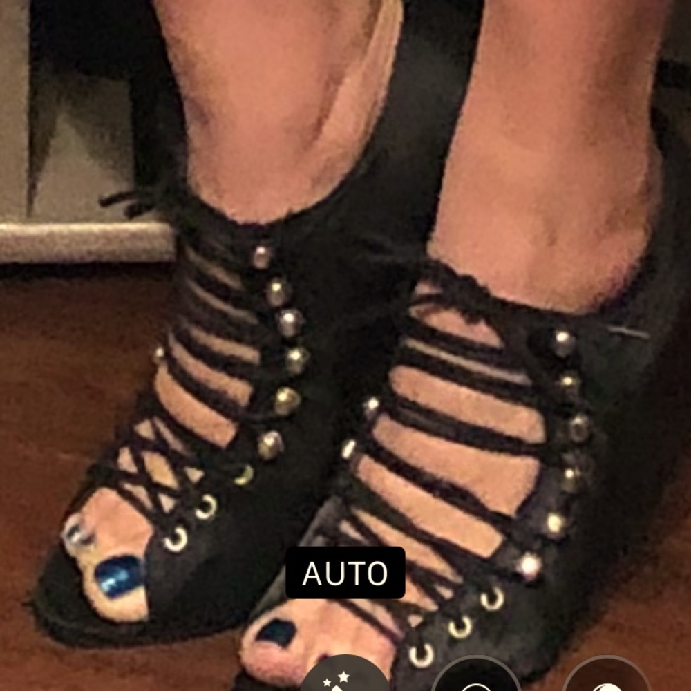 Size 7m Guess black pumps/stilettos.